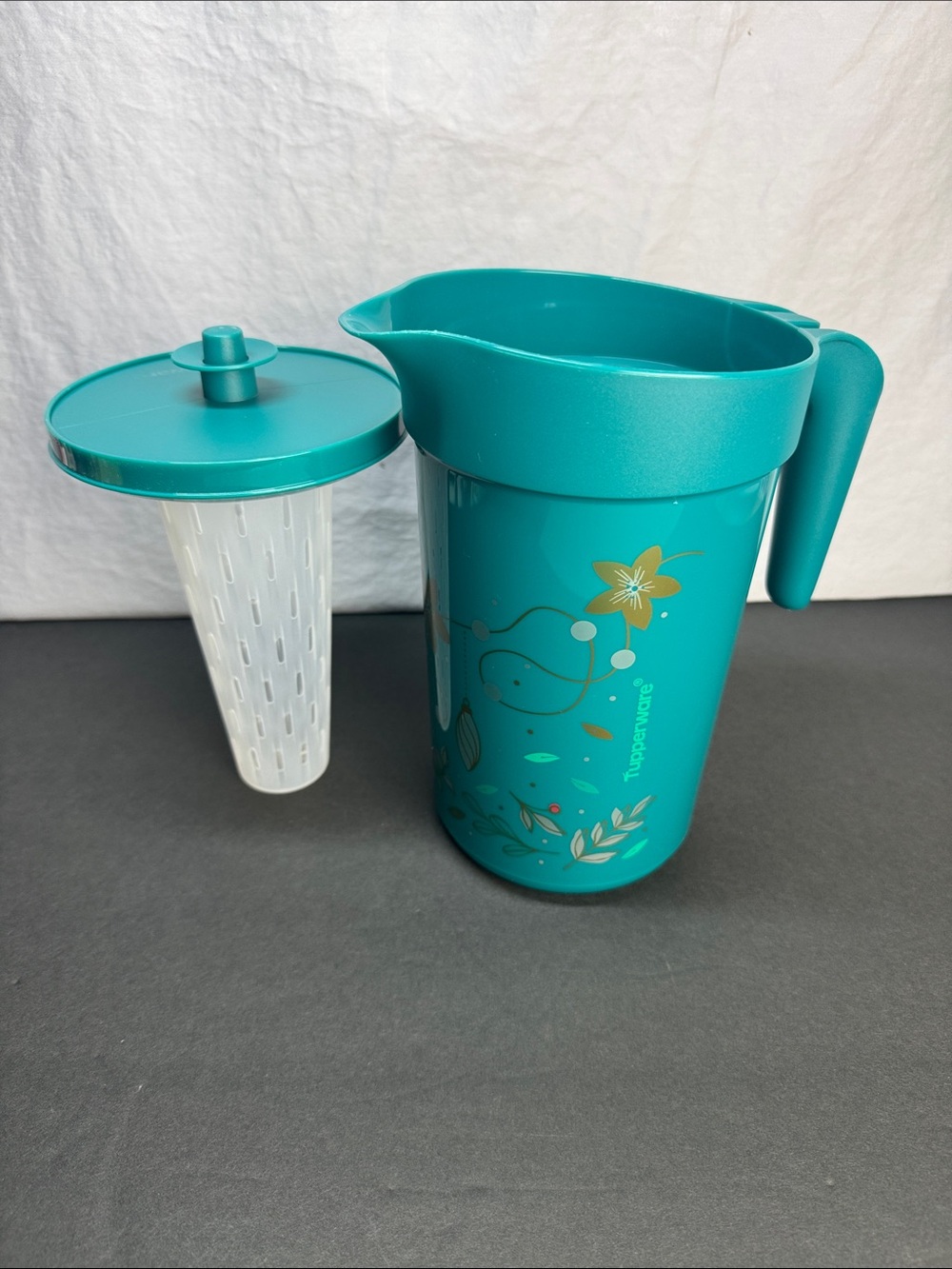 Tupperware Holiday Fiesta 2 Qt Beverage Pitcher w/ Infuser Insert Teal Floral